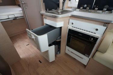 RAPIDO M96 : le four en option supprime un grand rangement. Il faudra choisir... Un verrou mécanique condamne l'ouverture des tiroirs.
