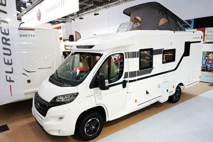 Un toit relevable sur un profilé ! Dernière innovation optionnelle signée Florium sur le Baxter 64 LDF Black Pearl (6,47 m).
