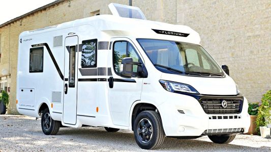 Finition exclusive "Black Pearl" pour le Florium Baxter 64 LDF (6,47 m - 58.900 €). Avec Fleurette les 2 marques sœurs françaises n'ont jamais abandonné l'implantation lit à la française.
