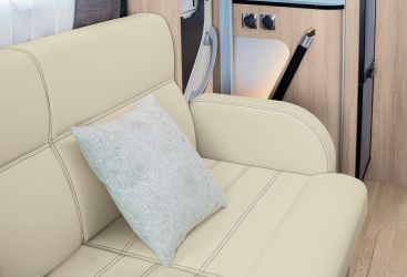 Sellerie Milan en tissu enduit. La banquette est bordée par un accoudoir démontable à double usage. Il sert également de têtière lors de la mise en place du siège route.