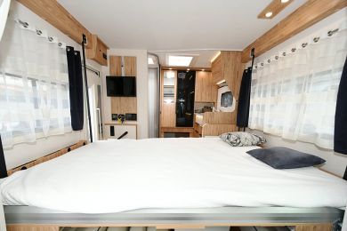 Une fois baissé le grand lit de pavillon 201 x 160/125 cm ne perturbe pas l'usage des postes cuisine et salle de bain