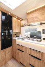 Chic, sobre, fonctionnel, bienvenue dans le grand coin cuisine du Bavaria T626D avec son frigo 138 L