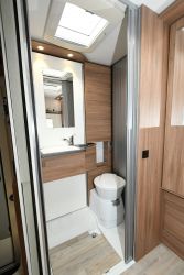 Grâce à une paroi pivotante dans la salle d'eau on dispose de beaucoup d'espace pour la toilette et l'utilisation des WC...