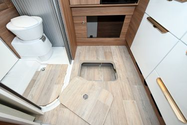 La soute arrière est accessible depuis l'intérieur, ainsi qu'un coffre (Lxlxh : 65 x 45,5 x 16 cm) dans le double plancher