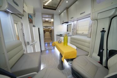 Malaga JF - Très belle circulation intérieure. Le lit de pavillon est en option, tout comme le pied télescopique pour la mise en place d'un couchage d'appoint en dînette.