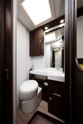 L'espace toilette est complètement cloisonné et n'ouvre pas sur la chambre, comme c'est parfois le cas.
