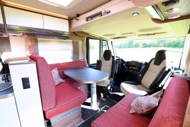 Pour s'installer sur les 2 places CG de la banquette face route, la banquette latérale est partiellement escamotable afin de libérer un espace pour les jambes côté fenêtre.