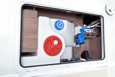 Sur le flanc extérieur de l'intégral, la Service Box centralise les accès aux réservoir d'eau propre et usées, au branchement électrique.