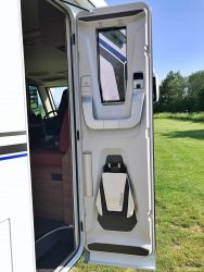 La porte cellule Knaus Premium est de série (fenêtre et store, verrouillage multiple, charnières dissimulées, range parapluie, sac multifonctions...)