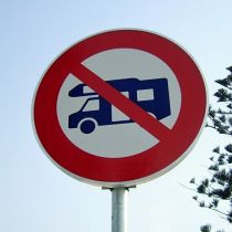 Ce panneau d'interdiction à destination des seuls camping-cars n'existe pas dans le code de la route.