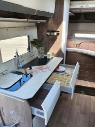 La zone de préparation des repas est particulièrement confortable : large plan de travail, luminosité, suffisamment de recul dans passage et rangements nombreux.