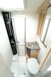 Le cabinet de toilette présente un bon volume dont la douche peut être isolée à l'aide d'une paroi pliante.