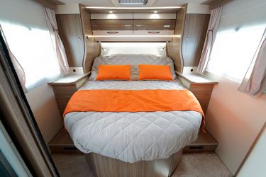 Le lit est équipé d'un dispositif Lift & Slide qui garantit une bonne circulation dans la chambre. Le matelas 140 mm à mémoire de forme est un gage de confort.