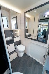 Challenger 2060 – La cabinet de toilette réunit W.-C., lavabo, douche et grand dressing derrière les portes miroir.