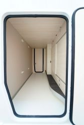 Challenger 2060 – La soute garage est accessible via deux portillons mais aussi depuis le dressing, via une trappe coulissante.