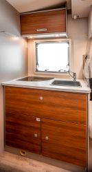 HYGGE 66 Plus – Le réchaud gaz 3 feux est placé à gauche. La banquette du salon est ainsi protégée des projections de cuisson.