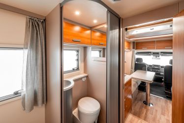 Hygge 66 Plus – Premier prix oblige, le cloisonnement de la douche et du cabinet de toilette n'est pas proposé.