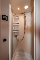 Hygge 66 Plus – À l'heure de prendre sa douche, on veillera à se montrer raisonnable pour préserver la réserve d'eau propre de 85 l.