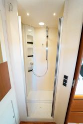 Seal 67 Plus – D'une hauteur raisonnable, la marche qui se trouve dans la douche n'est pas gênante à l'usage.