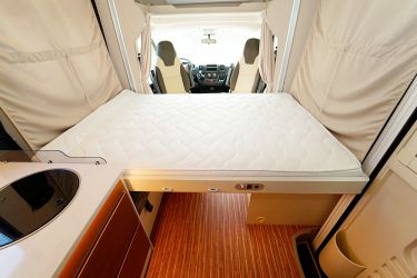 Seal 67 Plus – Le lit de pavillon (137 x 200 cm) descend jusqu'à l'assise des banquettes pour un accès facilité. Arrêté à mi-hauteur, il autorise la mise en place d'un couchage d'appoint (en option).