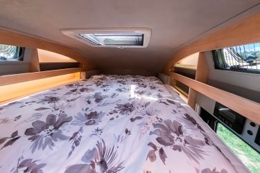 De chaque côté du lit, une petite baie permet de porter son regard vers l'extérieur. C'est aussi la garantie d'une bonne circulation d'air en cas de forte chaleur.