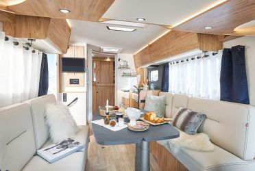 Bavaria I690D – La zone de vie privilégie la facilité d'accès à chacun des postes et garantit la convivialité !
