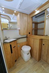Bavaria I690D – La salle d'eau offre également beaucoup d'espace, elle héberge le grand dressing sur soute