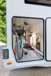 Challenger 337GA - La soute-garage traversante dispose d'un accès depuis l'intérieur. Ses rails d'arrimage et sa grande hauteur (110 cm) permettent d'embarquer des vélos.