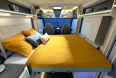 Chausson 6040 – Le lit de pavillon électrique peut descendre jusqu'à 85 cm du sol, il offre un couchage double de 160 cm de largeur
