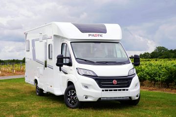 Le nouveau profilé Pilote lits jumeaux de 7,20 m est disponible sans ou avec lit de pavillon (P720FGJ ou P726FGJ), et dans 2 niveaux de finition (Essentiel ou Sensation)