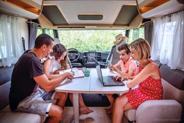 Itinéo SC700 – Son gabarit compact (6,99 m) et son vaste espace intérieur modulable séduiront les familles