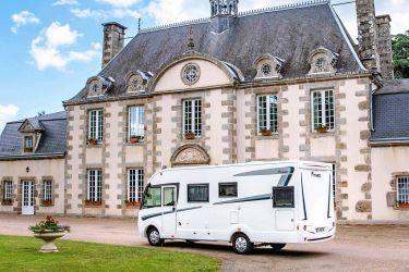 Itinéo SC700 – Si son tarif sous la barre des 60.000 € a tout pour plaire, il sera difficile de se passer du pack Life (clim, ESC, régulateur vitesse, marchepied électrique, moustiquaire, station multimédia Pioneer, caméra de recul...), lui aussi proposé à prix très serré : 1.390 € (valeur réelle 4.770 €)