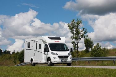 Dethleffs Just 90 T 7052 DBL – Porte cellule XL avec baie et skyroof, les Just 90 ne font pas l'impasse sur les ouvertures vers l'extérieur.