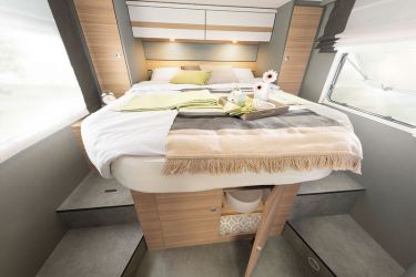 Dethleffs Just 90 T 7052 DBL – Sur 6,96 m ou 7,41 m, le lit central des Just 90 affiche une confortable largeur de 150 cm.