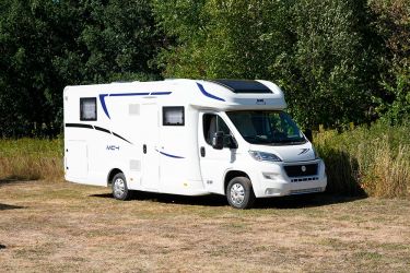 McLouis Mc4 281 – Le 281 abrite un lit central et un salon face-face. Cette implantation est la seule à être déclinée au sein de toutes les gammes McLouis.