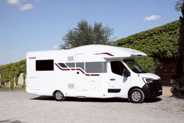 Rimor Hygge 66 Plus – Ni skyroof ni porte avec baie pour les Hygge dont la casquette de profilé se montre assez imposante.