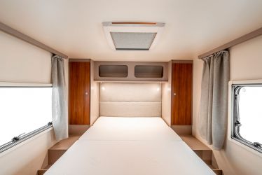 Rimor Hygge 66 Plus – 140 cm de large pour le lit central. En partie haute, les placards sont dépourvus de porte.