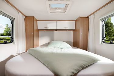 Carado Van Europa Edition V339 - Entre les grandes penderies latérales, le lit central avec matelas de haute qualité affiche de bonnes dimensions (195 x 140 cm).