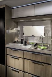 Adria Compact DL. La cuisine est une vraie réussite esthétique. La réchaud en long réserve une bonne surface de travail.