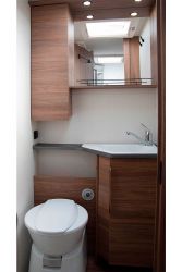 Pilote P696GJ. La surface du cabinet de toilette est réduite. On l'utilisera de préférence dans sa version transversale grâce au double cloisonnement.
