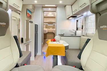 Ici présentés avec le mobilier Java, les Primavera peuvent également recevoir le mobilier Scandinave en option (bois verni naturel et laqué).