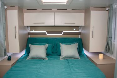 Le lit central est doté d'un matelas mousse à mémoire de forme (145 x 185 cm). Sa tête de lit se relève pour faciliter la circulation en journée. Parmi le suréquipement Primavera, une porte de séparation pour la chambre.