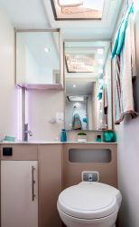 Le double cloisonnement côté chambre et côté salon permet de composer une salle d'eau transversale (cabinet de toilette + douche).