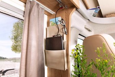 Astucieux : la pochette pour avoir ses petites affaires à portée de main. Les prises USB et spots amovibles, à positionner selon votre convenance.