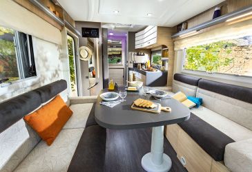 La pièce maîtresse du 640, c'est indubitablement son salon ultra-spacieux pour un camping-car de 6,99 m. La plus imposante des deux banquettes frôle les 2,00 m de longueur.