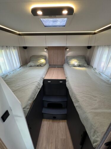 Pilote P740FGJ Evidence. Les lits jumeaux du P740FGJ peuvent être réunis pour composer un unique couchage. Sous chaque pied de lit, une penderie.