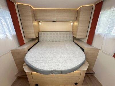 Rapido 696F 65 ans. La tête de lit relevable garantit une meilleure circulation autour du couchage (160 x 196 cm).