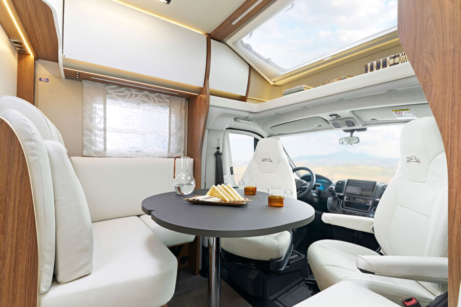 Laika Ecovip L 2009 Titanio. Sellerie simili cuir blanc, portes de placard blanches, skyroof et multiples dispositifs de rétro-éclairage : la lumière règne à bord. Tous les profilés Titanio peuvent recevoir un lit de pavillon en option.