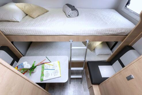 Dimensions identiques pour les lits superposés : 210 x 78 cm, celui du bas profite d'une baie arrière, celui du haut d'une baie latérale.