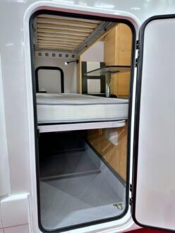 La soute est accessible par deux portillons latéraux (50 x 112 cm et 39 x 79 cm), les deux sommiers sont relevables pour augmenter la hauteur de soute.